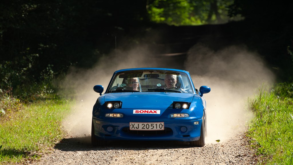 Vinderne af den åbne klasse for biler efter 1990, Hans Ole Nielsen, Mørke og Renee Nielsen, Aalestrup i deres åbne Mazda MX5.
(Foto: rallypics.dk-Viggo Johansen)